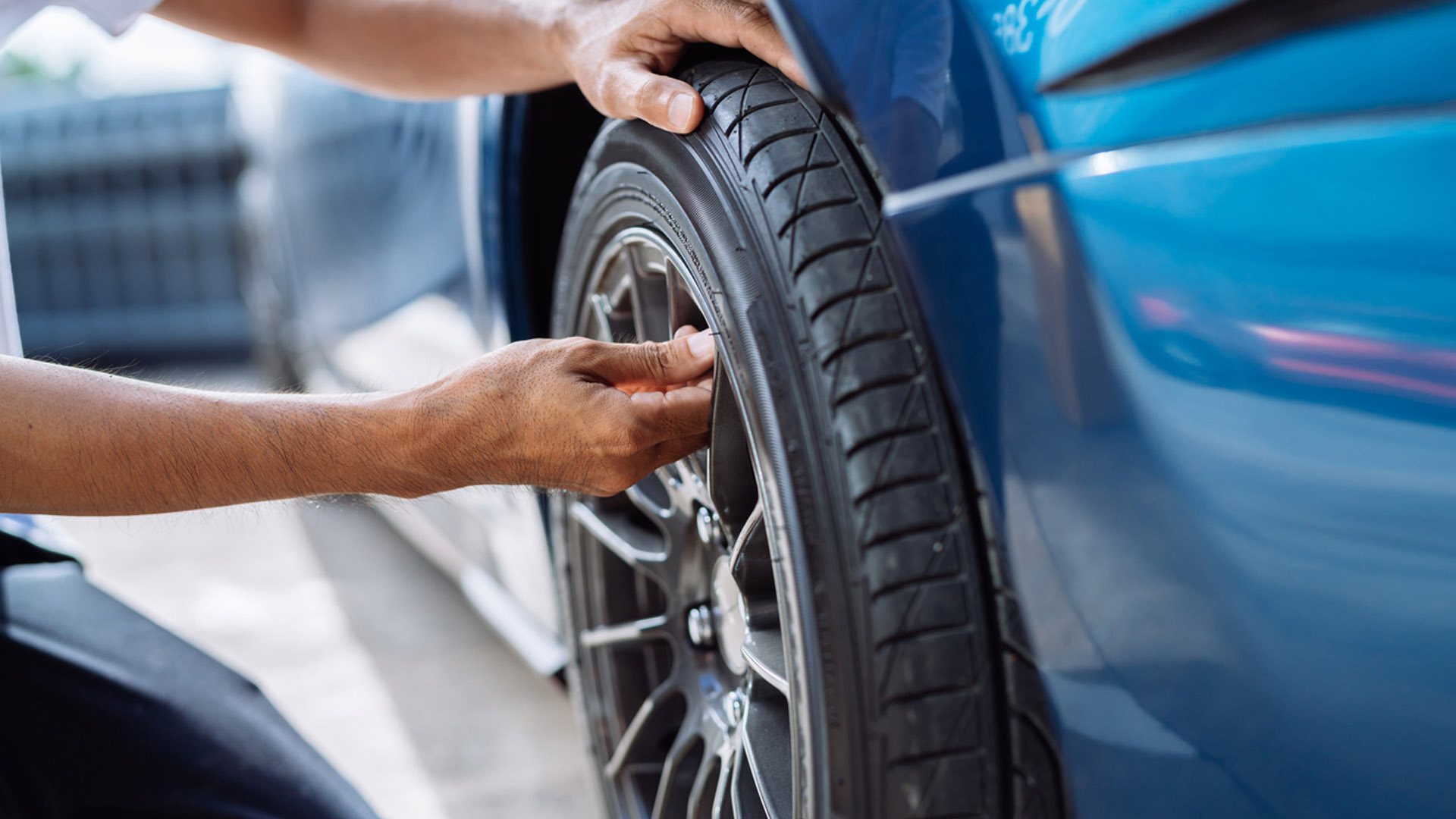 hands changing a tyre